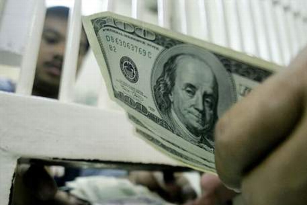 Imagen Dólar se vende en 19.23 pesos en bancos, tres centavos menos que ayer lunes