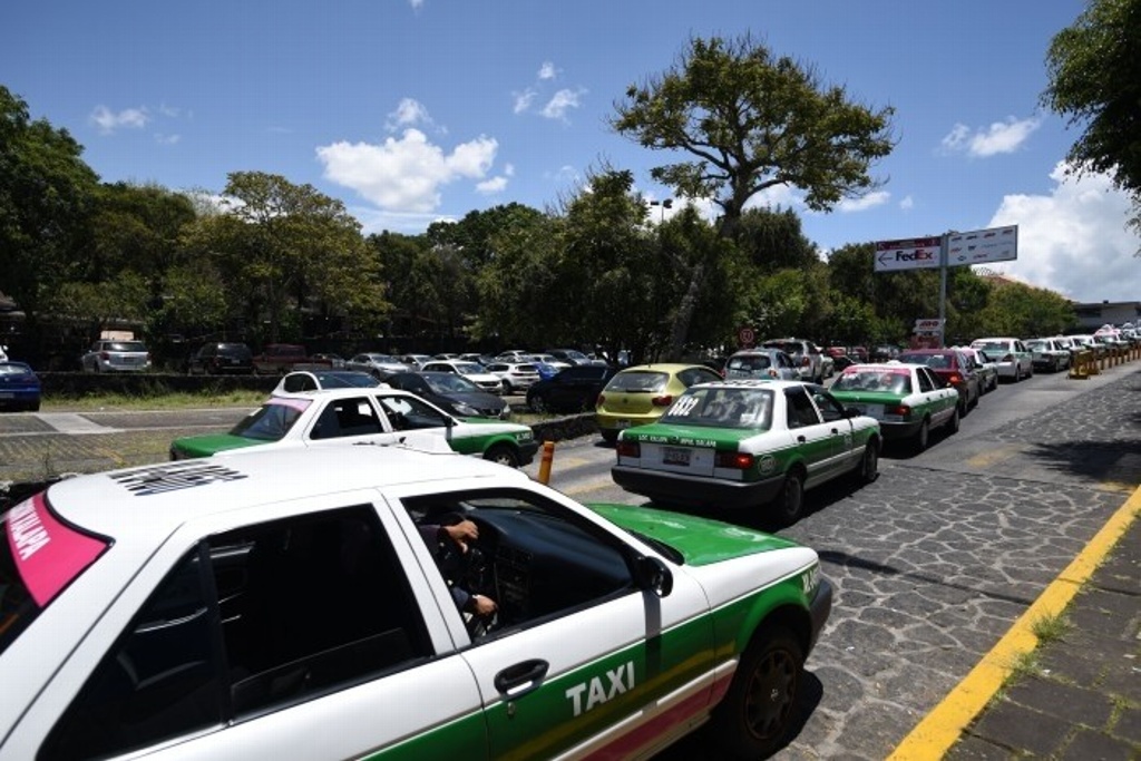 Imagen Conato de bronca en terminal de Xalapa por ingreso de taxistas foráneos