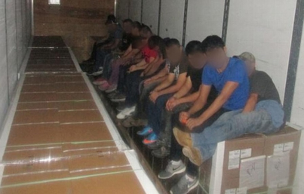 Imagen Rescatan a 20 indocumentados en Texas, eran transportados en tráiler