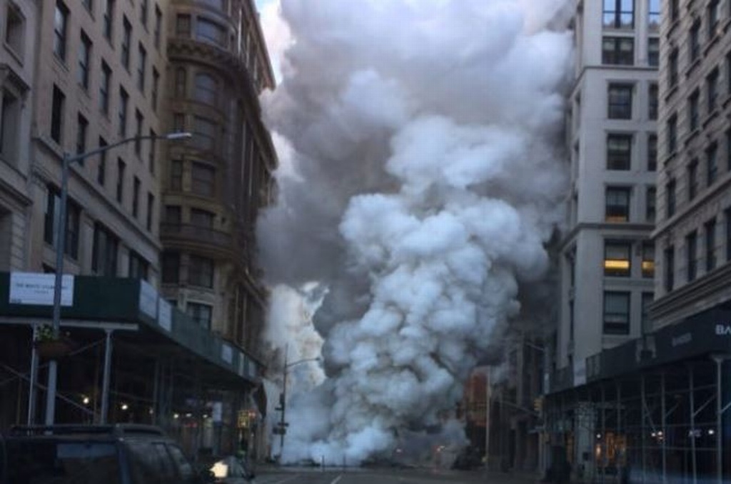 Imagen Explota una tubería en Nueva York cerca de la Quinta Avenida (+video)
