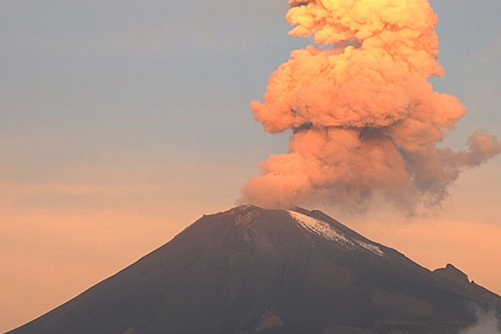 Imagen ¡Impresionante! Popocatépetl emite fumarola de 2 kilómetros (+Video) 