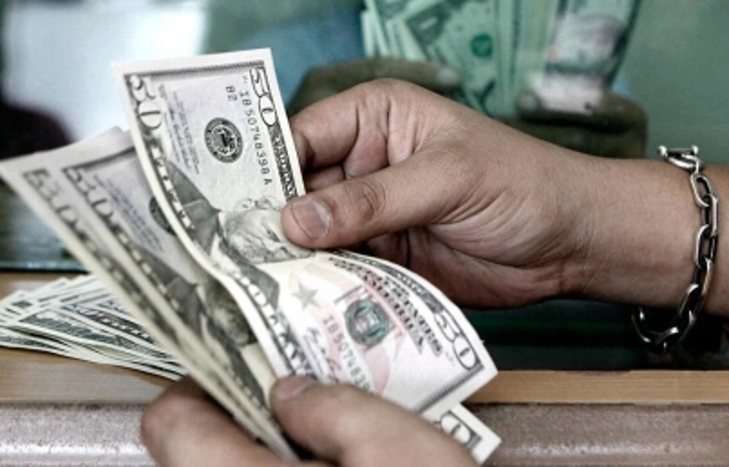 Imagen Dólar sube dos centavos respecto al cierre previo, se vende en 19.42 pesos en bancos