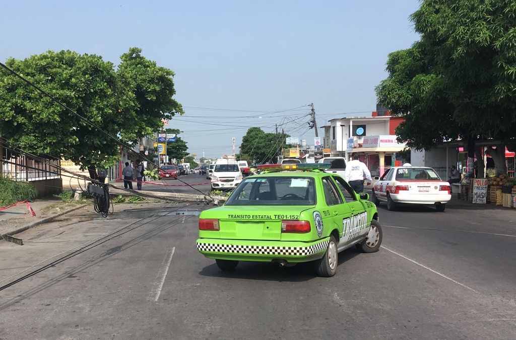 Imagen ¡Cierre vial! Automóvil derriba poste de luz en colonia de Veracruz (+fotos)