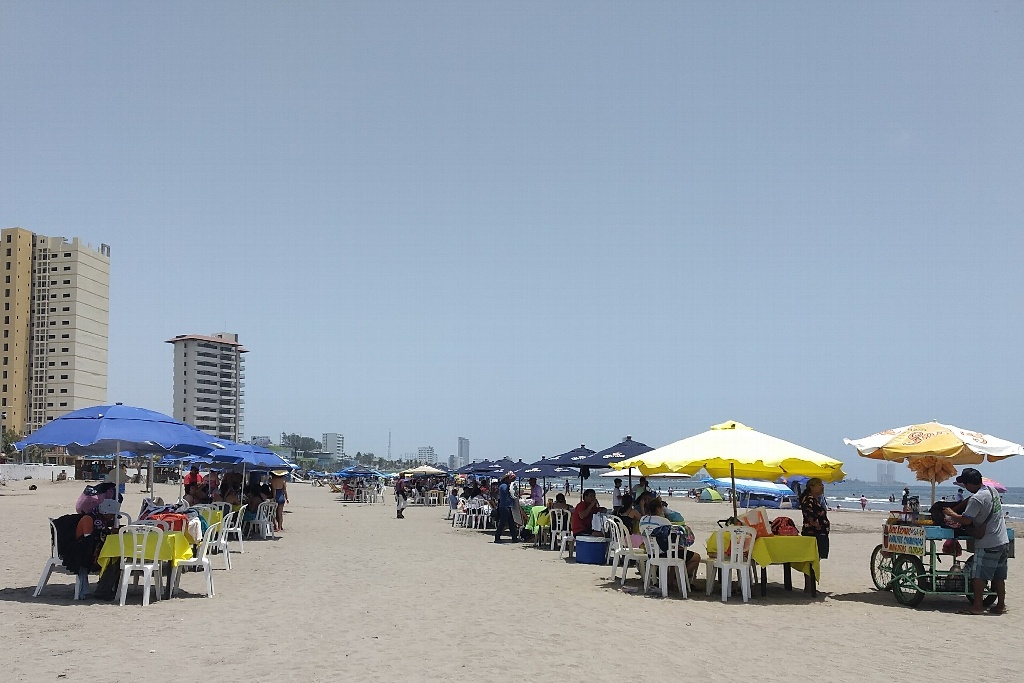 Imagen Vacacionistas disfrutan día caluroso en playas de Boca del Río (+video)