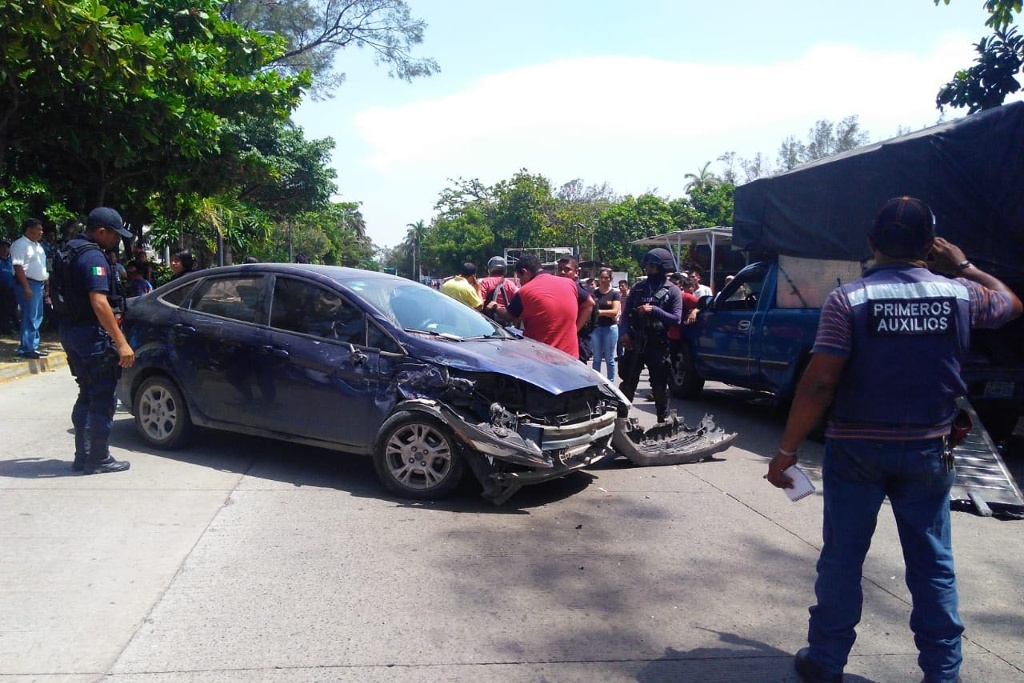 Imagen Aparatoso accidente automovilístico en avenida Díaz Mirón en Veracruz (fotos+video)