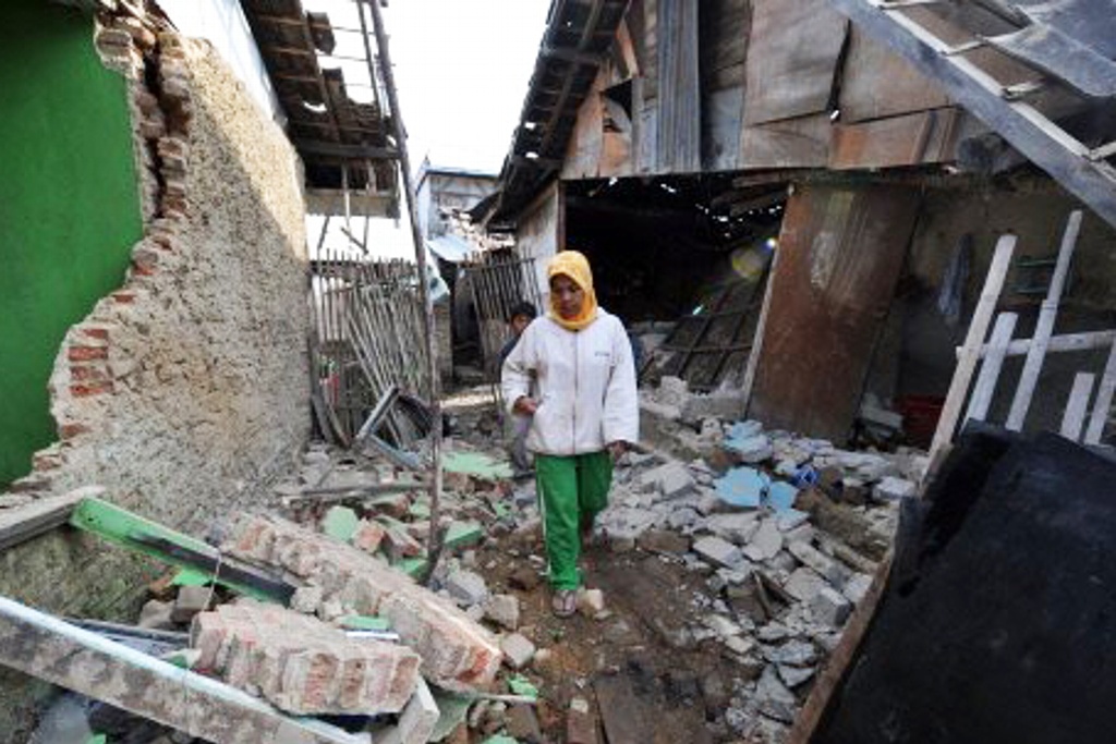Imagen Cientos de réplicas tras fuerte sismo en Indonesia que dejó 14 muertos