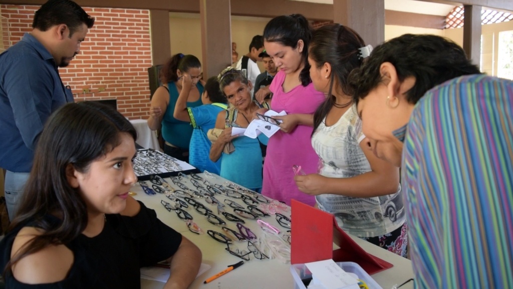 Imagen Voluntariado del IMSS Veracruz realiza jornada de donación de lentes graduados