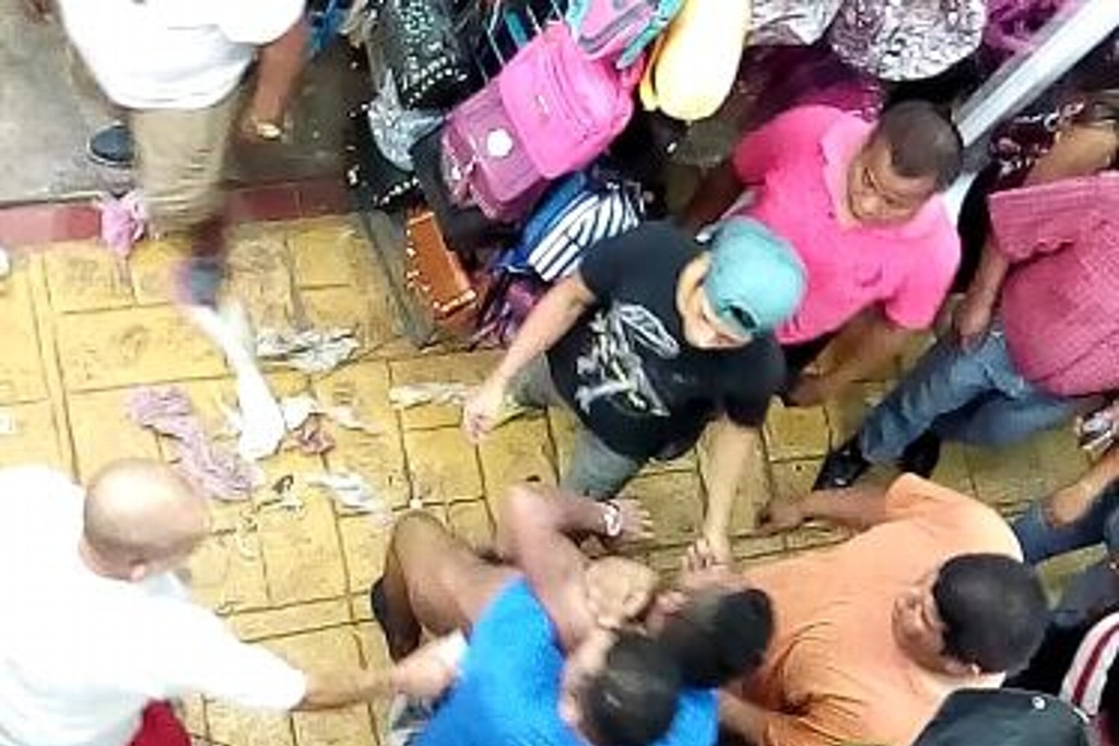 Imagen Locatarios del Mercado Hidalgo detienen, desnudan y golpean a presunto ladrón, en Veracruz (+fotos)