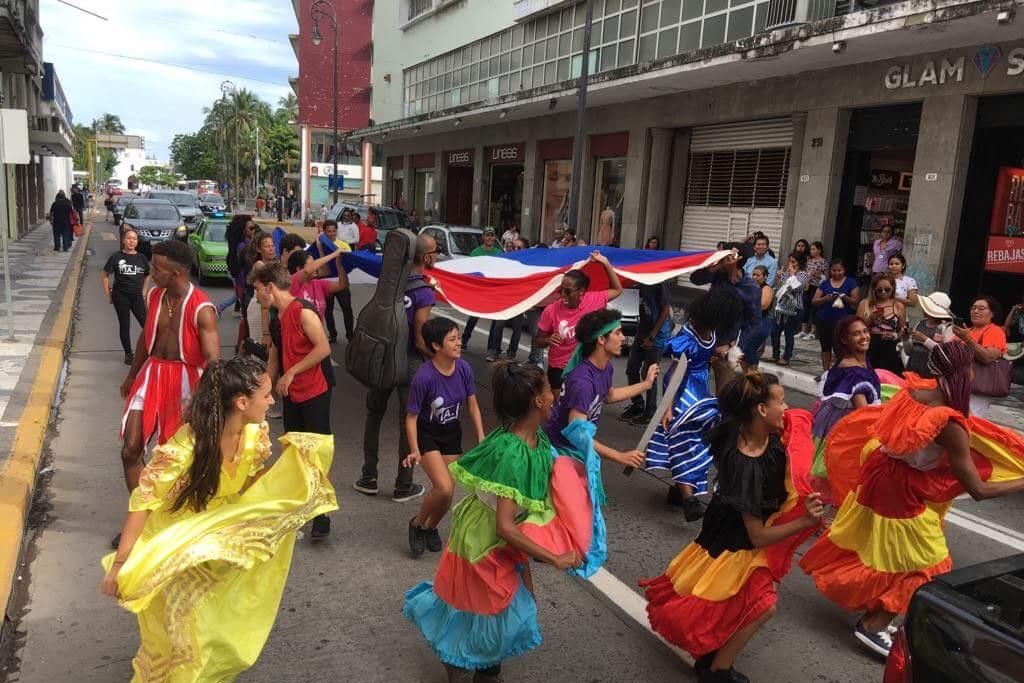 Imagen Realizan desfile Internacional de las Artes en Veracruz (video+fotos)