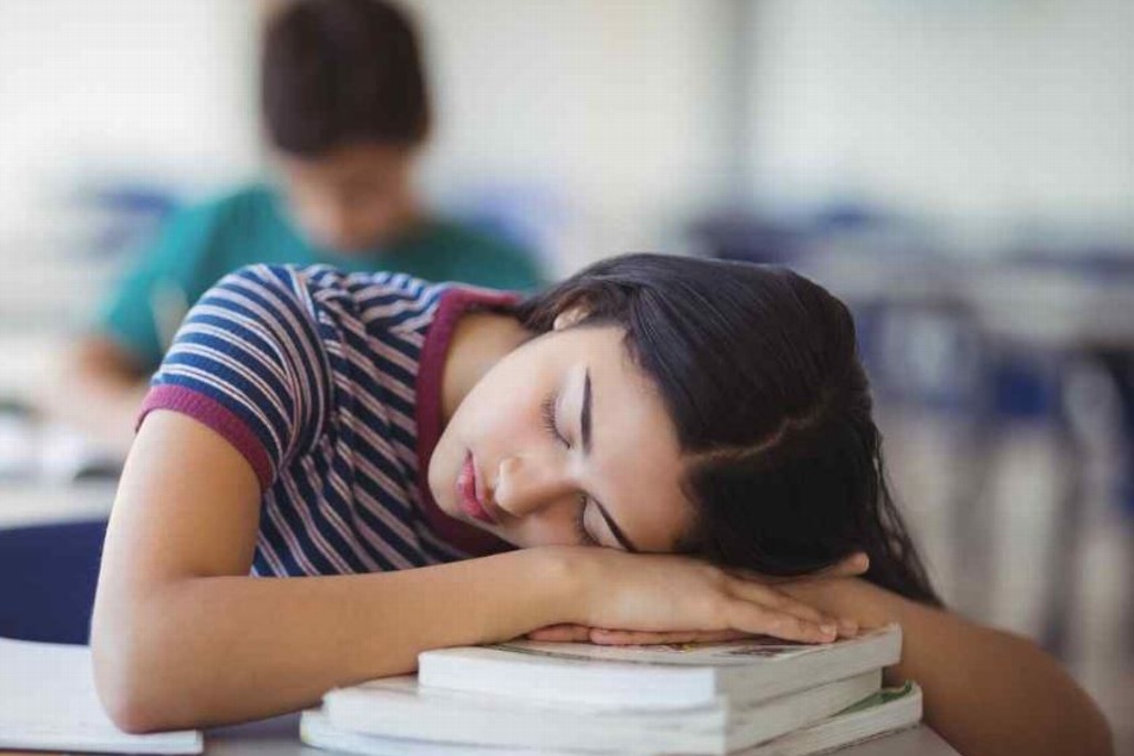 Imagen Jóvenes duermen en clase por uso nocturno del celular, advierte experto