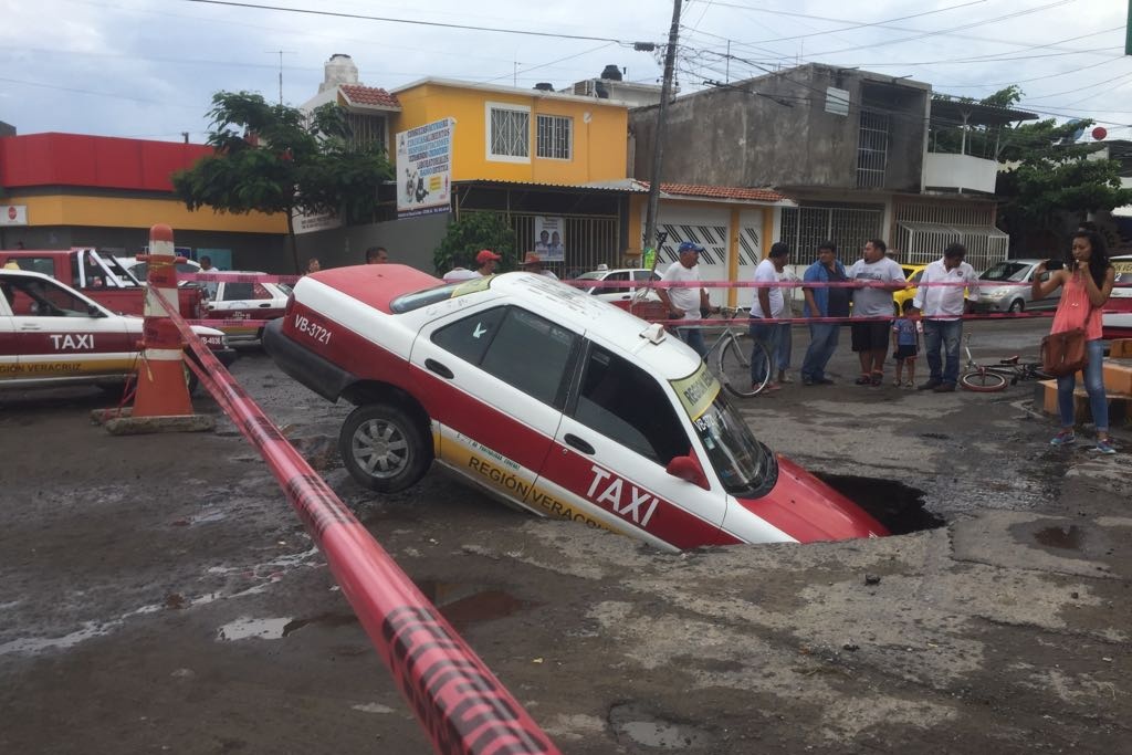 Imagen Taxi cae a tremendo socavón en Los Volcanes, en Veracruz