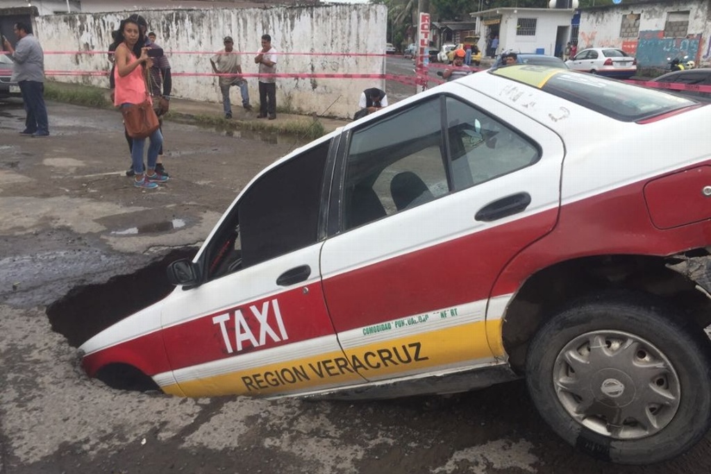 Imagen Ayuntamiento pagará daños de taxi que cayó a enorme socavón en Veracruz
