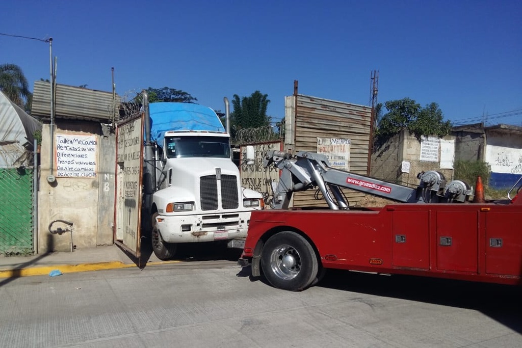 Imagen Recuperan tractocamión y aseguran inmueble en Xalapa, Veracruz (+Fotos)