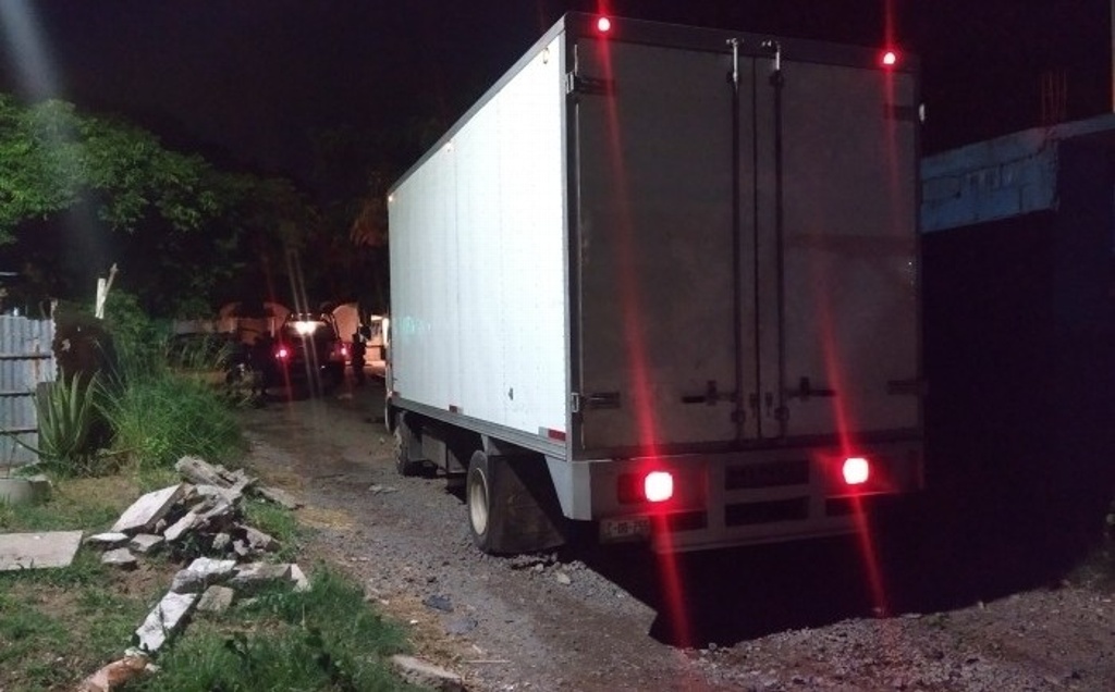 Imagen Aseguran camión con bidones de combustible en colonia de Veracruz