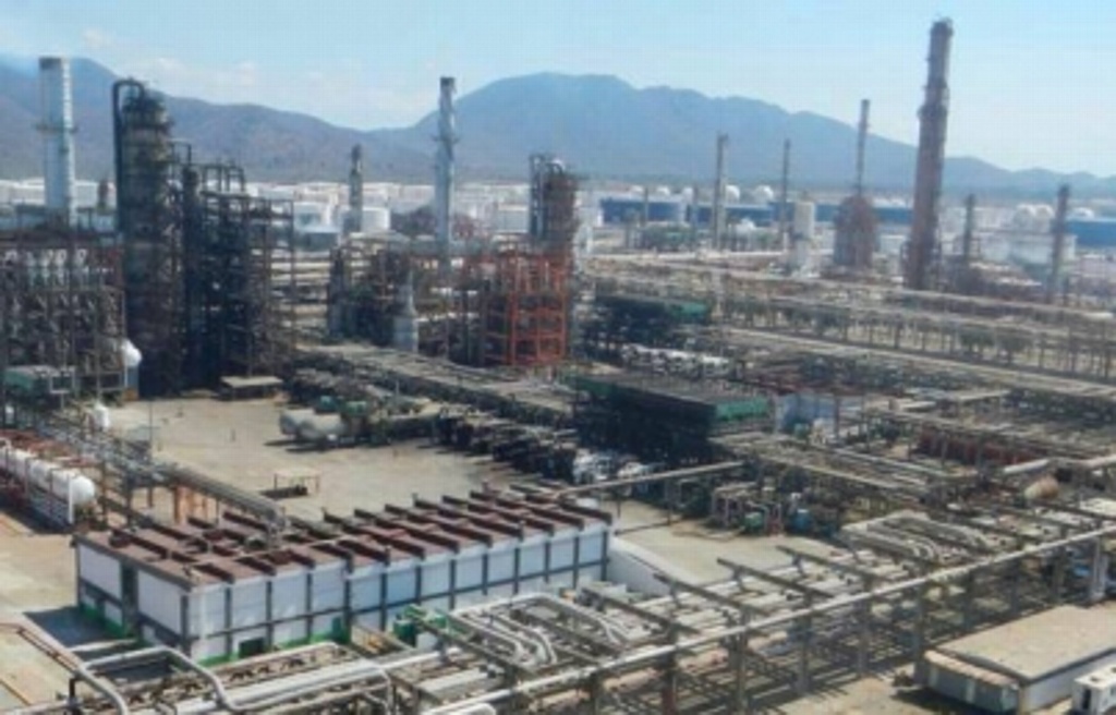 Imagen Pemex reporta falla eléctrica en refinería de Salina Cruz; está fuera de operaciones 