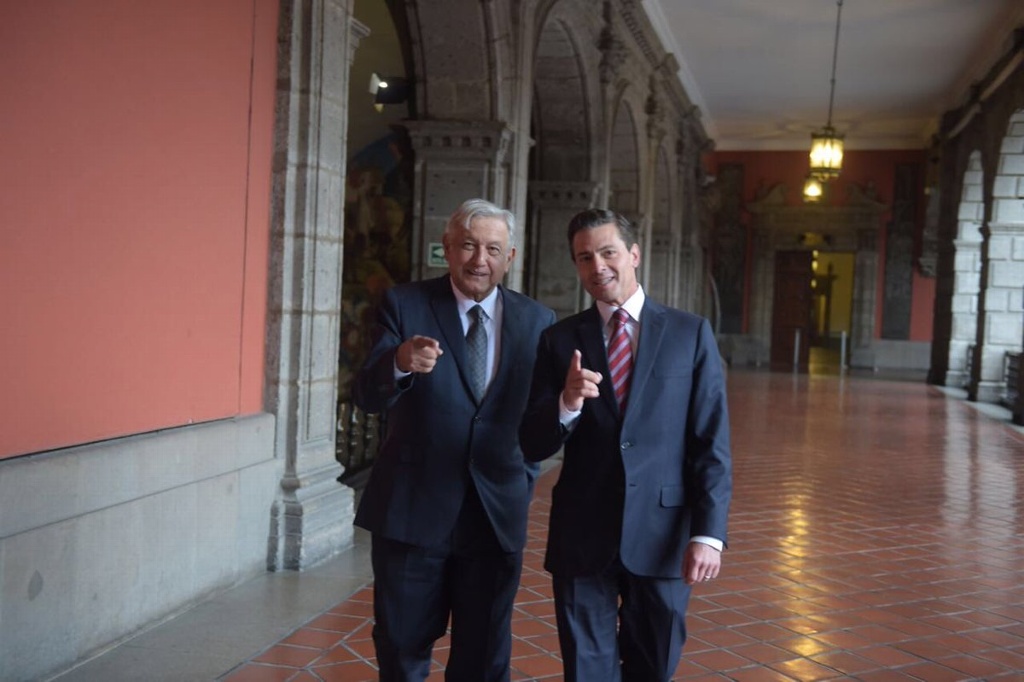 Imagen Se reúnen Peña Nieto y AMLO en Palacio Nacional 