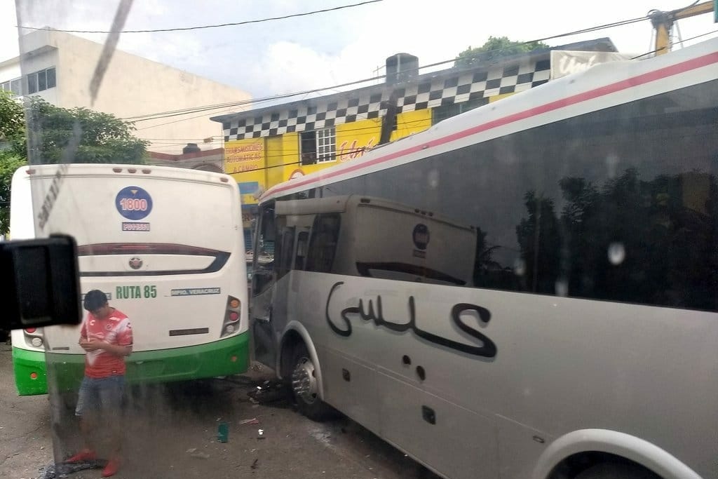 Imagen Chocan dos autobuses en avenida Cuauhtémoc; hay varios lesionados (+fotos) 