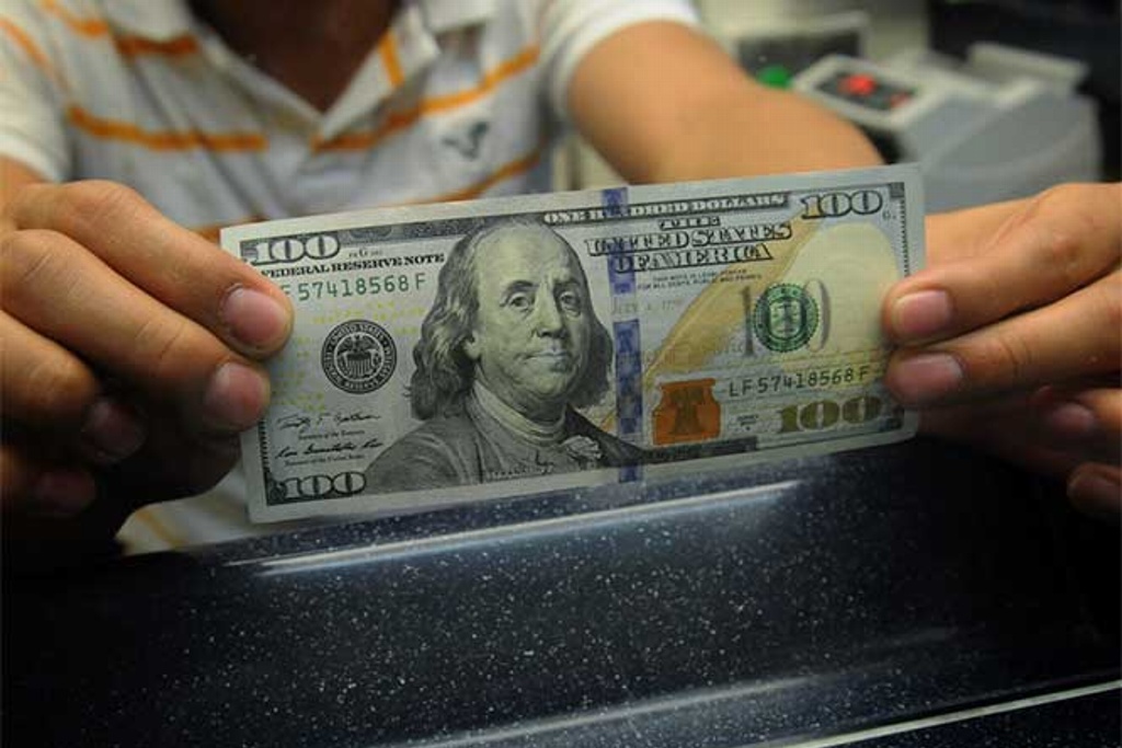 Imagen Dólar sube 33 centavos y se vende hasta en 19.34 pesos en bancos