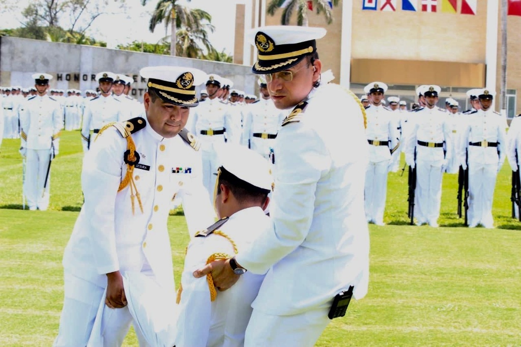 Imagen Se desmaya cadete en graduación en Heroica Escuela Naval Militar