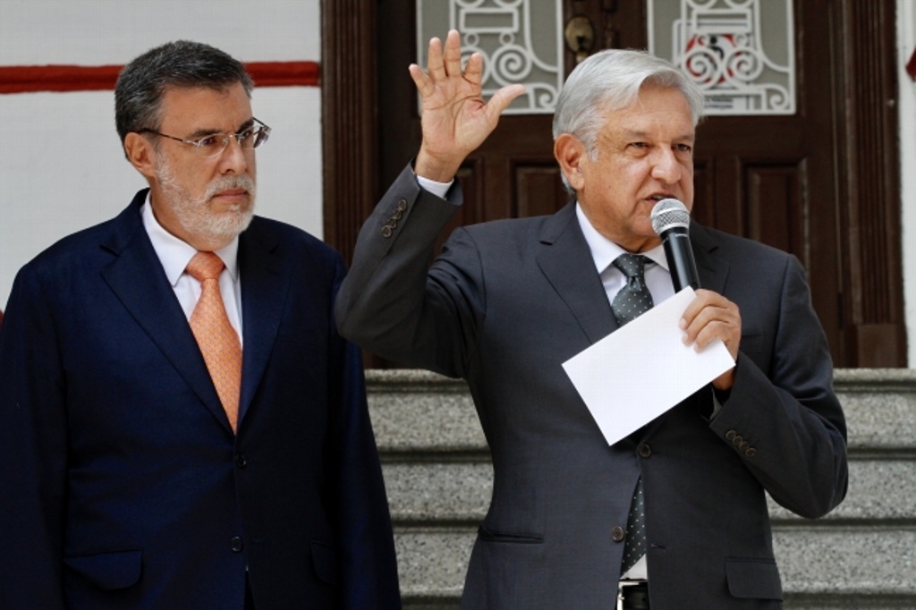 Imagen Funcionarios públicos que ganan menos recibirán más, afirma López Obrador