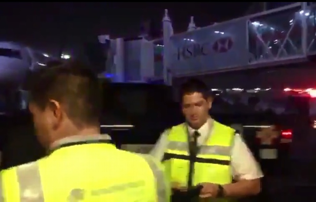Imagen Por incendio, evacuan a pasajeros de avión en Aeropuerto Internacional de CDMX (+ video)