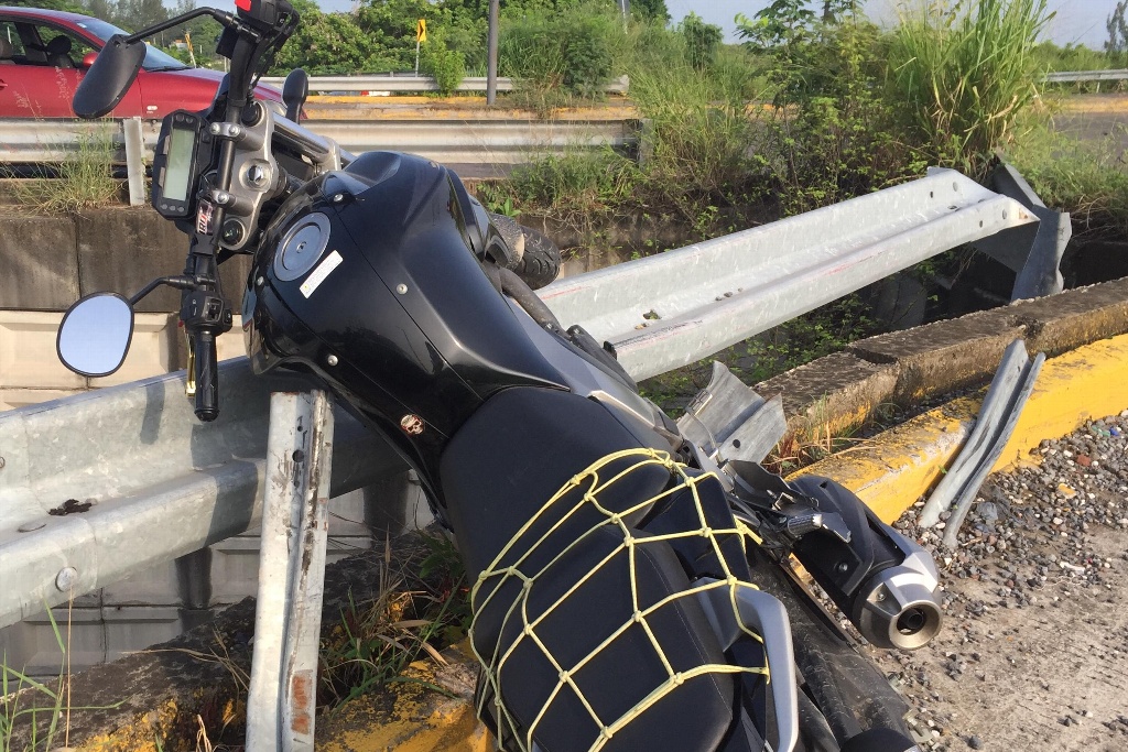 Imagen Cae motociclista de una altura de 5 metros en distribuidor Las Bajadas (+video)