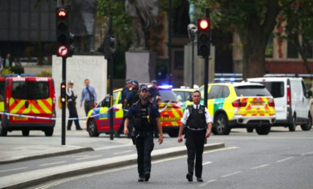 Imagen Estrellan automóvil contra barreras que protegen Parlamento en Londres