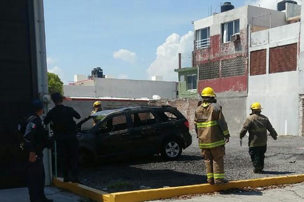 Imagen Camioneta en llamas en fraccionamiento de Boca del Río; hubo cierre vial (+fotos)
