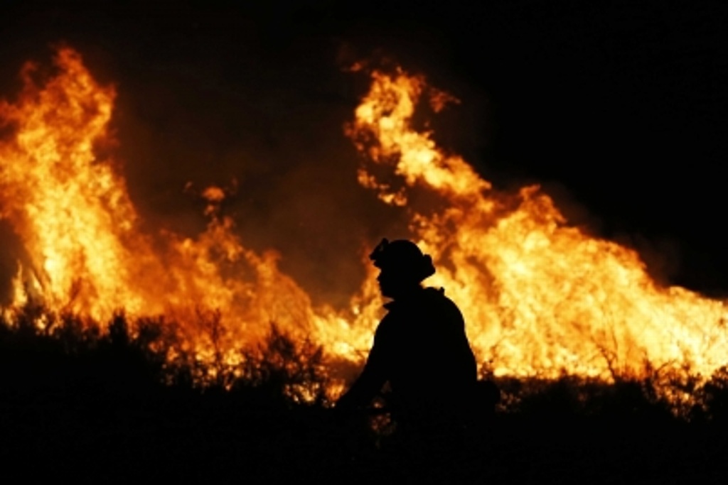 Imagen Muere bombero en el más grande incendio en la historia de California