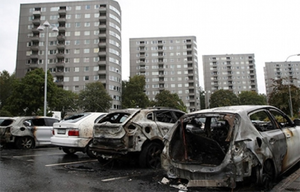 Imagen Más de 80 automóviles incendiados durante noche de vandalismo en Suecia