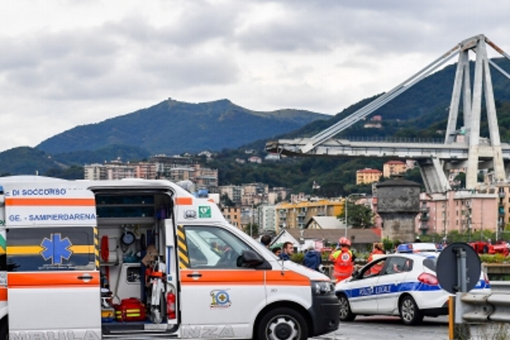 Imagen Primer ministro de Italia visita puente derrumbado, van 35 muertos