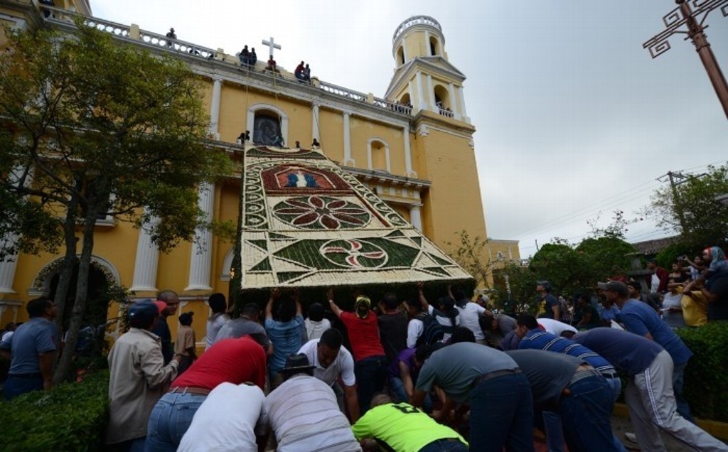 Imagen Levantan el tradicional arco floral en las fiestas de Teocelo, Veracruz (+fotos y video)