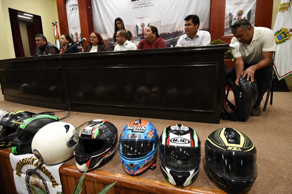 Imagen Motociclistas se manifiestan en el Congreso; piden rechazar la llamada “ley chaleco” (+fotos)