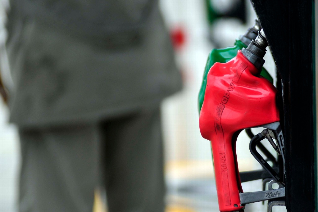 Imagen Precios de gasolina suben en México y bajan en Estados Unidos