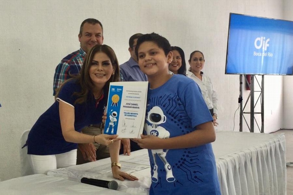 Imagen Se gradúan 40 niños del curso de Robótica en Boca del Río; continuará programa
