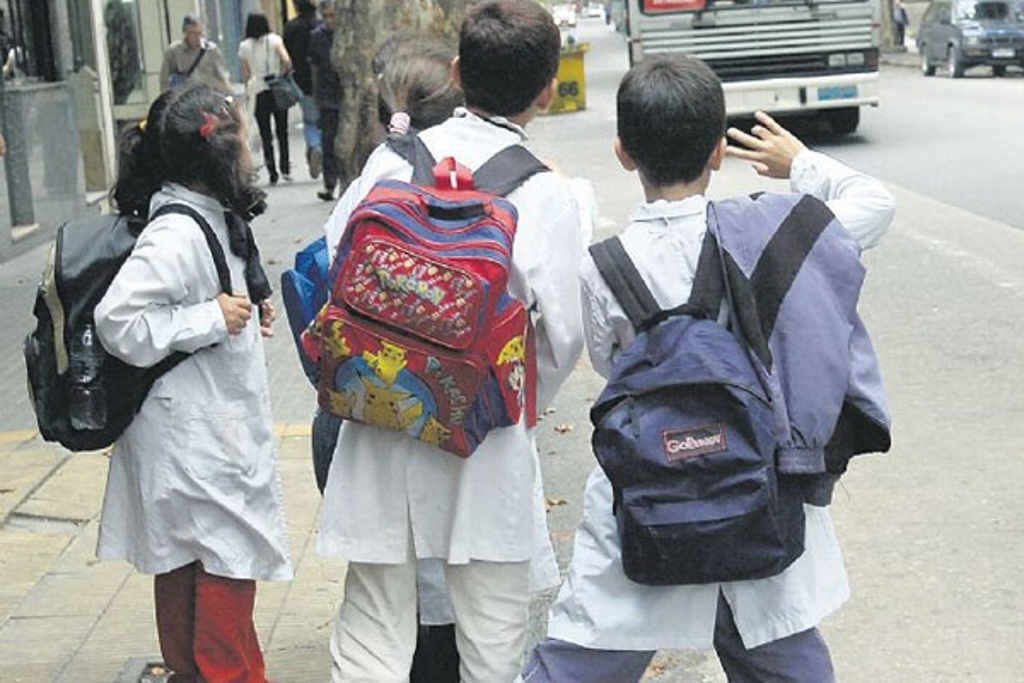Imagen Exceso de peso en mochilas daña a los niños: IMSS