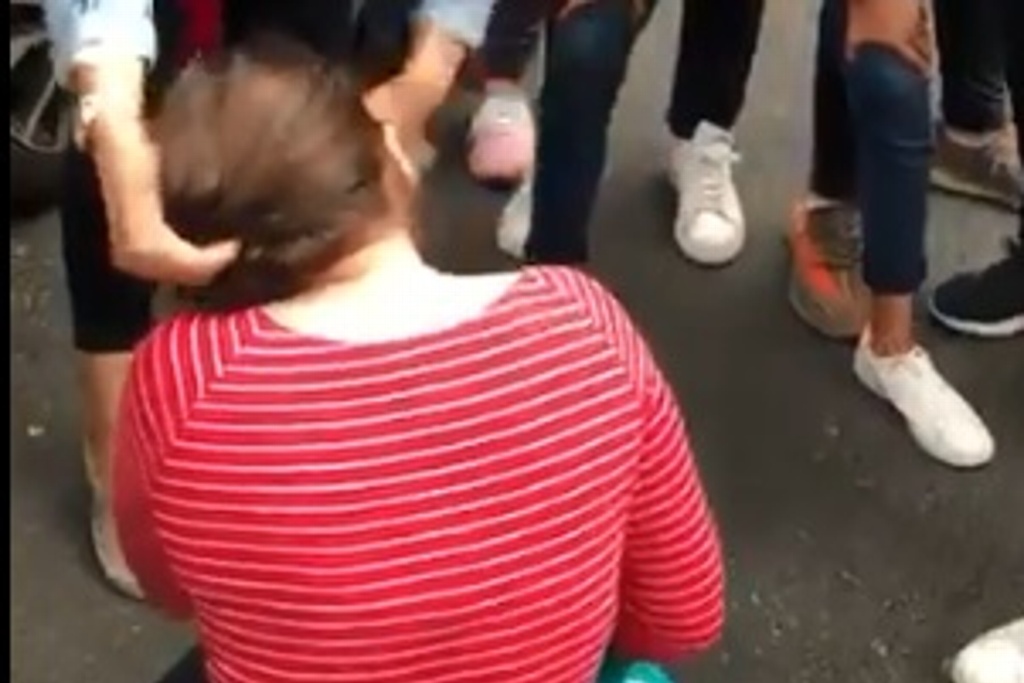 Imagen Difunden video donde joven es golpeada por estudiantes en Coyoacán, CDMX (+video)