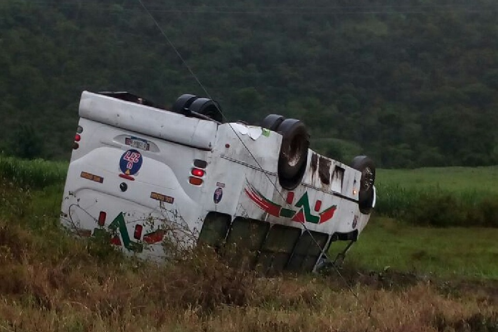 Imagen Vuelca autobús de pasajeros en Ixtaczoquitlán; hay 15 lesionados