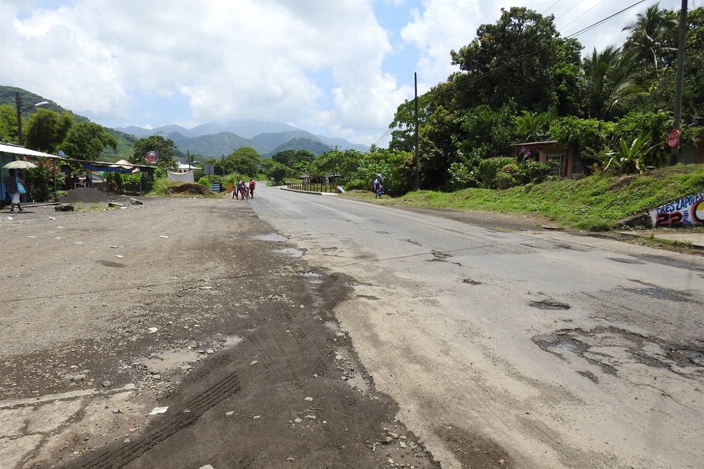 Imagen Alcalde de Ángel R. Cabada denuncia pésimo estado de carretera federal, solicita apoyo (+Fotos)