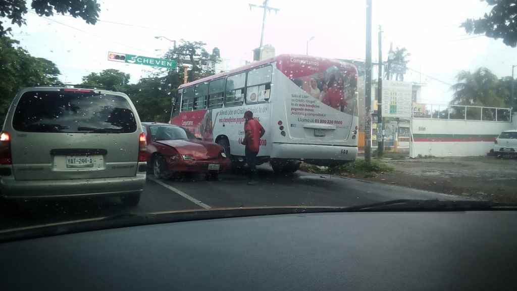 Imagen Fuerte choque entre servicio urbano y vehículo particular en Veracruz