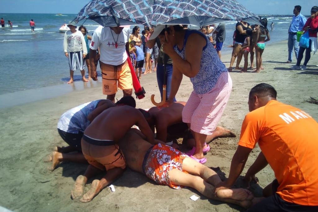 Imagen Guardavidas rescatan a hombre de morir ahogado en playa de Boca del Río (+fotos)