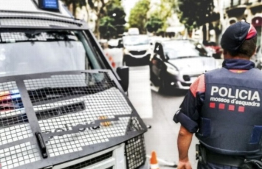 Imagen Abaten a argelino que amenazó con cuchillo en comisaría de Barcelona