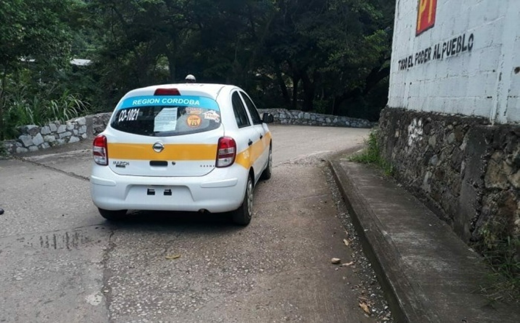 Imagen Hallan tres cadáveres en interior de taxi en Tezonapa, Veracruz