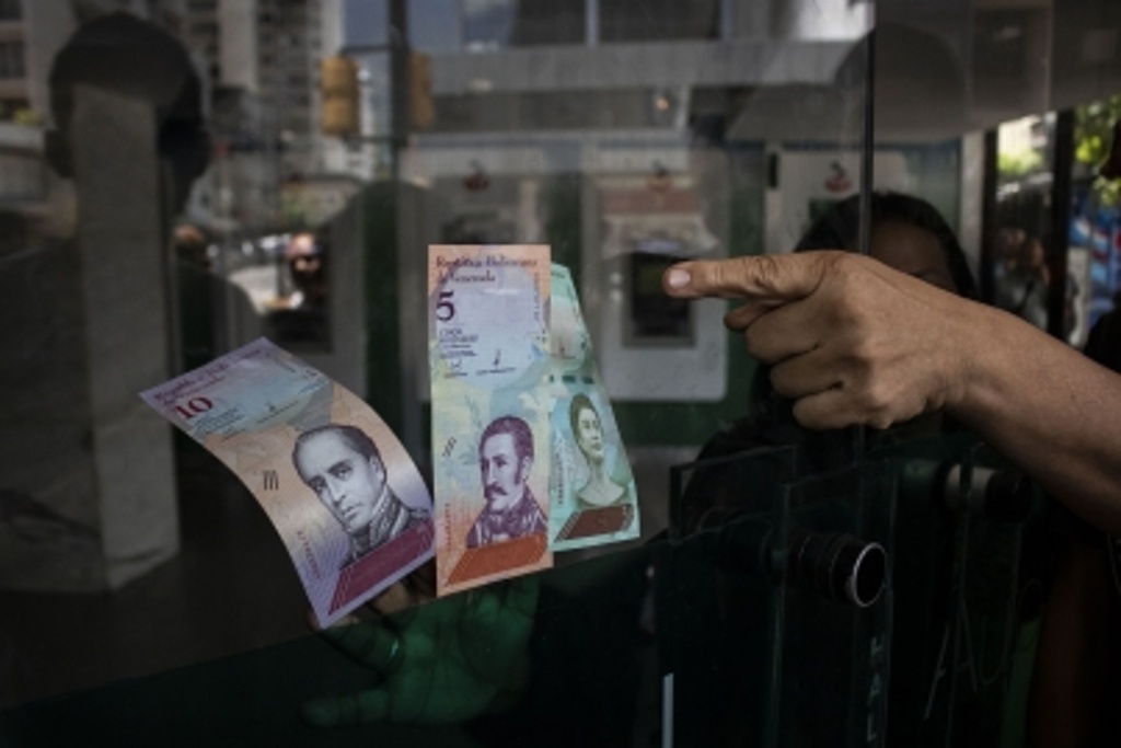 Imagen Venezolanos estrenan billetes con cinco ceros menos 