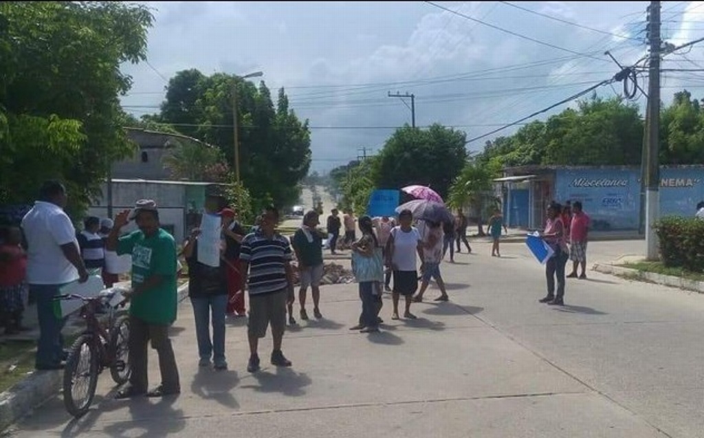 Imagen Bloquean carretera para exigir justicia tras feminicidio en el sur de Veracruz 