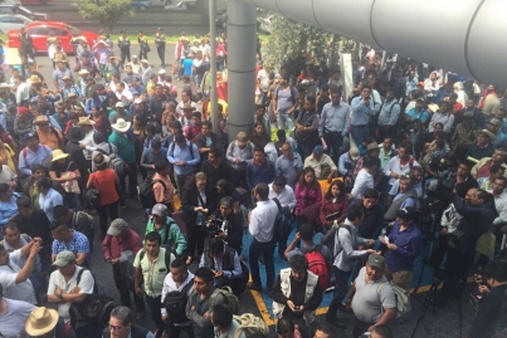 Imagen Se enfrentan mezcaleros y policías en Anillo Periférico sur
