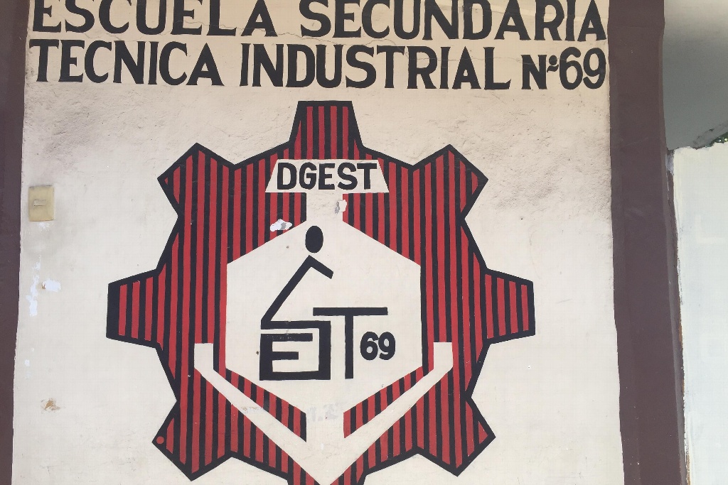 Imagen Alumnos de la Secundaria Técnica 69 del Coyol no tienen sillas, toman clases en el suelo, denuncian