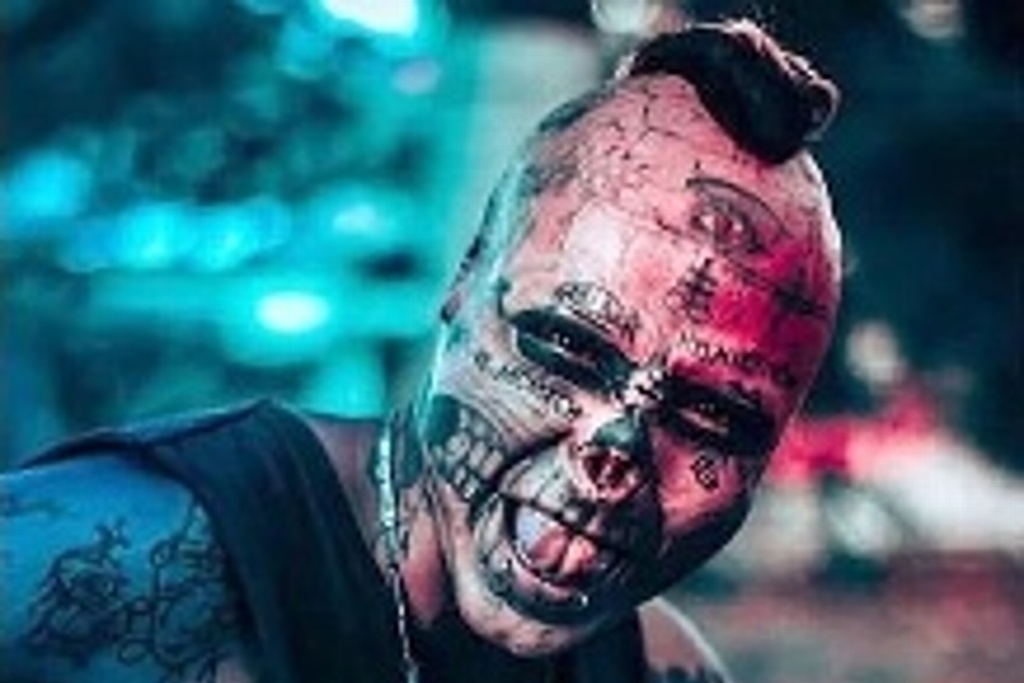 Imagen Hombre se quita las orejas y la nariz para parecer calavera (+fotos)