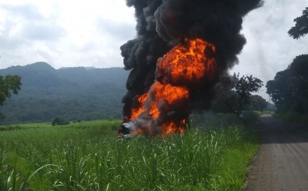 Imagen Se incendian dos vehículos de combustible robado en Omealca, Veracruz (+video)
