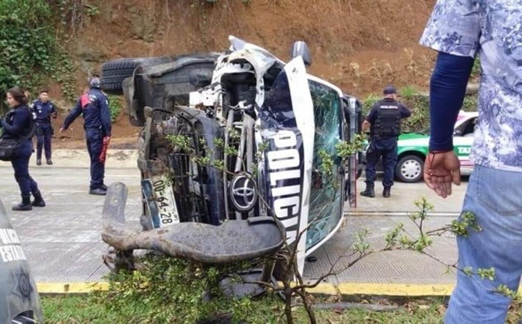 Imagen Vuelca patrulla en Xalapa y deja 2 policías lesionados